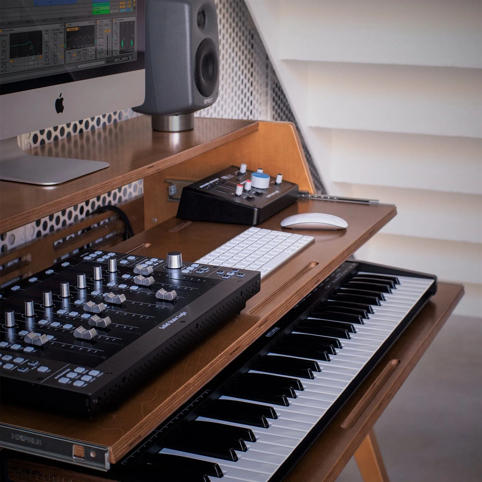 โต๊ะรุ่น Compact One จาก Audio Housing