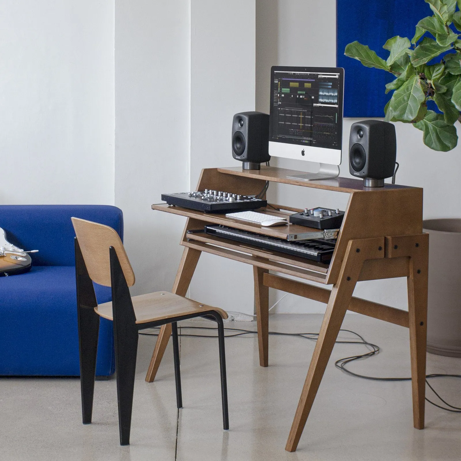 SSL 2 interface และ UF8 บนโต๊ะ Compact One