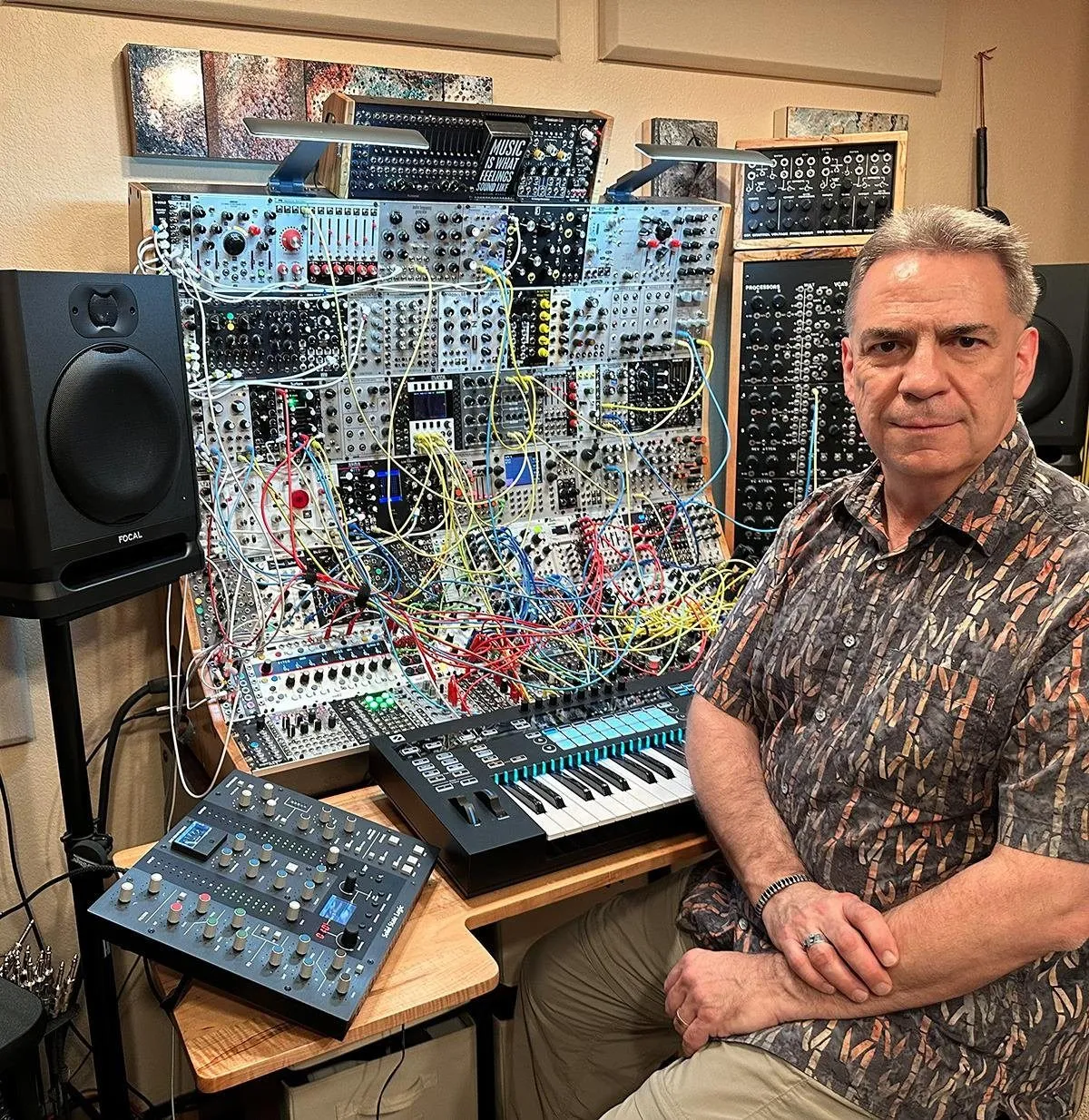 SSL UC1 Control Surface วางอยู่ติดกับระบบโมดูลาร์